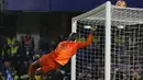 Penjaga gawang Chelsea Edouard Mendy menyaksikan bola melewati mistar saat melawan Brighton pada pertandingan sepak bola Liga Inggris di Stadion Stamford Bridge, London, Inggris, 29 Desember 2021. Pertandingan berakhir 1-1. (AP Photo/Alastair Grant)