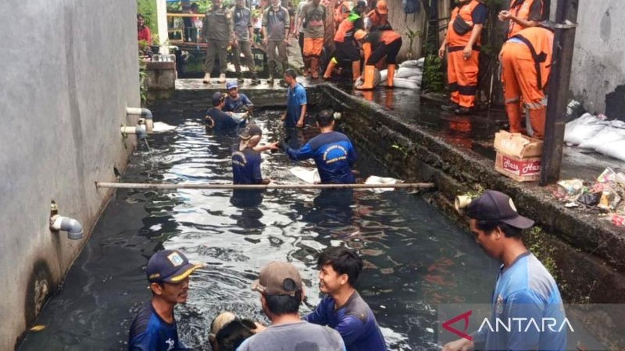 Pemkot Jakut Angkut Seribu Karung Lumpur di Kali Betik untuk Cegah Banjir