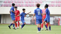 Gelandang Timnas Thailand U-16, Chaiwat Ngoenma (tengah) berusaha mengontrol bola saat menghadapi Timnas Vietnam U-16 pada laga semifinal Piala AFF U-16 2024 di Stadion Manahan, Solo, Senin (1/7/2024). (Bola.com/Abdul Aziz)