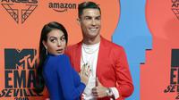 Cristiano Ronaldo bersama kekasihnya, Georgina Rodriguez, berpose usai menghadiri acara MTV Europe Music Awards di Sevilla, Spanyol (3/10/2019). (AFP/Cristina Quicler)