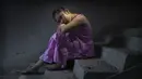 Jeshmi Narzary (10) duduk di tangga rumah bibinya setelah kedua orang tuanya meninggal karena COVID-19, di Kokrajhar, di negara bagian Assam, India, 25 Juni 2021. Jeshmi kini diadopsi oleh saudara perempuan ibunya, Phulmati Narzary Goyaria. (AP Photo Anupam Nath)