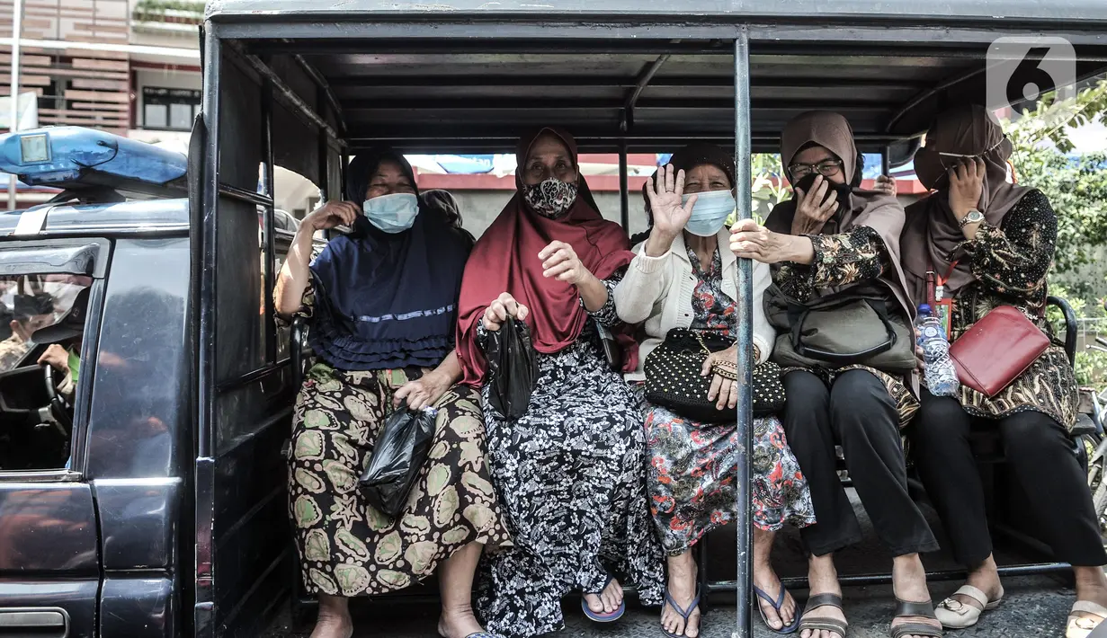 Warga lanjut usia (lansia) diantar menggunakan kendaraan Satpol PP saat akan menerima vaksinasi COVID-19 di SDN 02 Sukapura, Cilincing, Jakarta Utara, Senin (22/3/2021). Pemkot Jakarta Utara menargetkan 1.500 lansia menerima vaksinasi COVID-19 per hari. (merdeka.com/Iqbal S. Nugroho)
