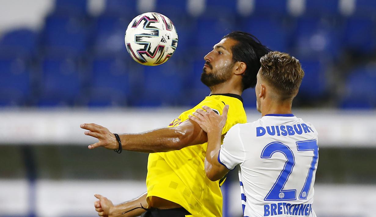 Gelandang Borussia Dortmund, Emre Can, berebut bola dengan bek MSV Duisburg, Niko Bretschneider, pada laga DFB-Pokal di Schauinsland-Reisen-Arena, Selasa (15/9/2020). Borussia Dortmund menang 5-0 atas MSV Duisburg. (AFP/Thilo Schmulgen/pool)