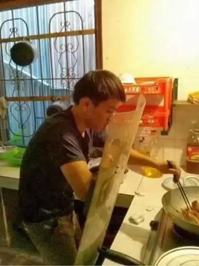 6 Aksi Nyeleneh Orang Takut Kena Cipratan Minyak ketika Masak Ini Kocak