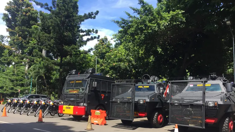 Mobil Brimob berada di halaman parkir Gedung Reskrimum Polda Metro Jaya jelang pemeriksaan Rizieq Shihab