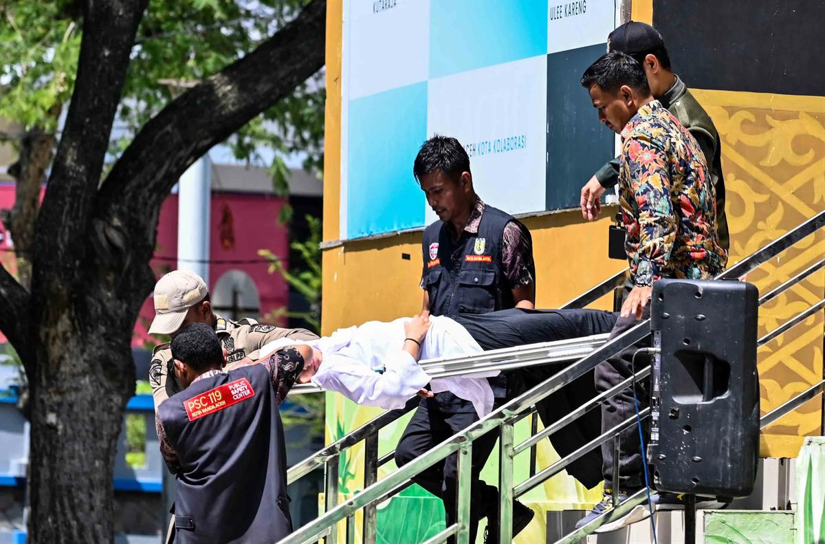 FOTO: Pelaksanaan Hukuman Cambuk di Banda Aceh Diwarnai Terpidana Pingsan