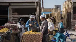 Warga Afghanistan berbelanja buah-buahan kering menjelang Hari Raya Idul Fitri di Herat, Afghanistan, Rabu (20/5/2020). Banyak warga Afghanistan mulai melakukan persiapan untuk menyambut Hari Raya Idul Fitri yang menandai berakhirnya bulan suci Ramadan. (Xinhua/Elaha Sahel)