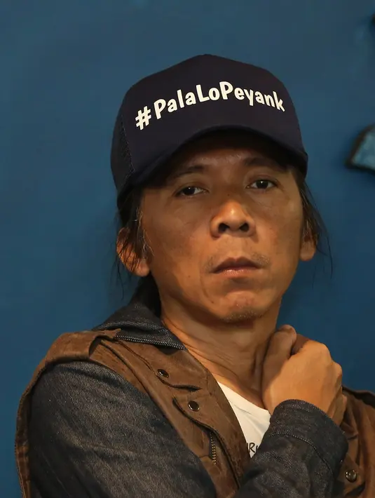 "Jadi ada 4 kolaborasi, bersama Celine, Janeta Janet, Umi Elvy, dan Slankers Kemayoran. Udah latihan ya," tukas Kaka Slank. "Ada medley 3 lagu Slank," imbuh Bimbim. (Bambang E. Ros/Bintang.com)