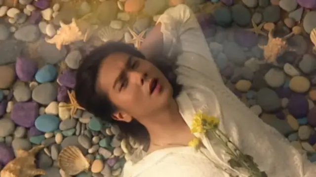 Iqbaal Ramadhan di video klip Di Bawah Lampu, disorot warganet dan disebut mirip Rhoma Irama. (Dok: YouTube Iqbaal Ramadhan)