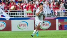 Pemain Timnas Indonesia U-23, Pratama Arhan melakukan selebrasi setelah berhasil mencetak gol penentu kemenangan pada babak adu penalti dalam laga perempat final Piala Asia U-23 2024 melawan Korea Selatan U-23 di Abdullah bin Nasser bin Khalifa Stadium, Qatar, Jumat (26/04/2024) WIB. (Dok. PSSI)