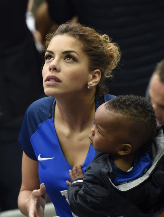 Kehadiran Isabelle Matuidi dan anak memerikan semangat bagi pemain Prancis  Blaise Matuidi saat  melawan Islandia pada perempat final Piala Eropa 2016 di Stade de France, Saint-Denis, Paris. (4/7/2016) dini hari WIB. (AFP/Miguel Medina)