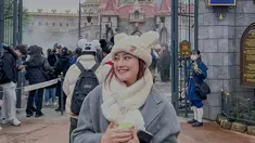 Jepang memang menjadi salah satu negara yang banyak dikunjungi para selebriti pada momen liburan kali ini. Tidak sedikit yang mengunjungi Negeri Sakura untuk menikmati serunya jalan-jalan di Disneyland hingga berfoto dengan latar Gunung Fuji seperti yang dilakukan oleh Salshabilla Adriani. (Liputan6.com/IG/@salshabillaadr)
