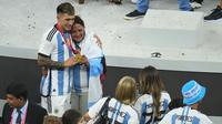 Pemain Argentina, Lisandro Martinez (kiri) merayakan gelar juara Piala Dunia 2022 bersama ibunya setelah mengalahkan Prancis di babak adu penalti dengan skor 4-2 pada laga final yang berlangsung di Lusail Stadium, Qatar, Minggu (18/12/2022), (AP Photo/Hassan Ammar)