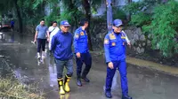 Sekretaris Daerah Kota Tangerang, Herman Suwarman,  melakukan pemantauan langsung di wilayah yang terdampak banjir akibat luapan Sungai Cisadane, Sabtu (25/5/2024) siang. (Liputan6.com/Pramita Tristiawati).