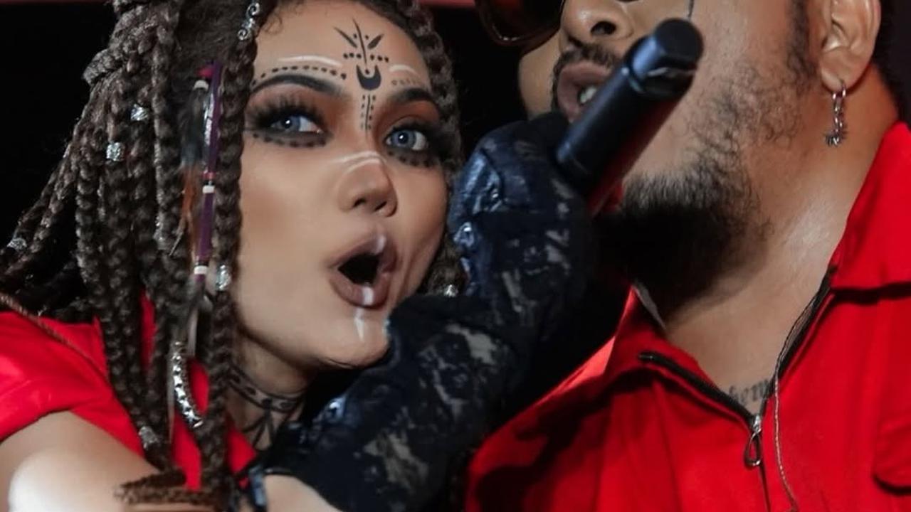 7 Potret Rina Nose Jadi Vokalis Grup Band Metal, Tampil Mode Serius - Badass