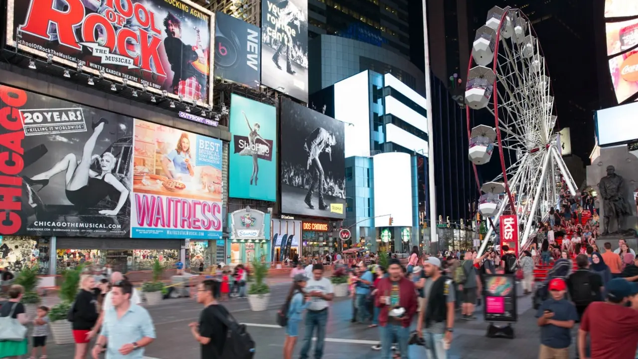 Wahana Kincir Ria Beroperasi di Times Square New York, Yang Sudah Divaksinasi Bisa Naik Gratis