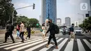 Sejumlah pegawai perkantoran di Jalan Sudirman, Jakarta, Rabu (29/7/2020). Penularan Covid-19 makin meluas dan kluster baru terus bermunculan sejak meningkatnya aktivitas warga. (Liputan6.com/Faizal Fanani)
