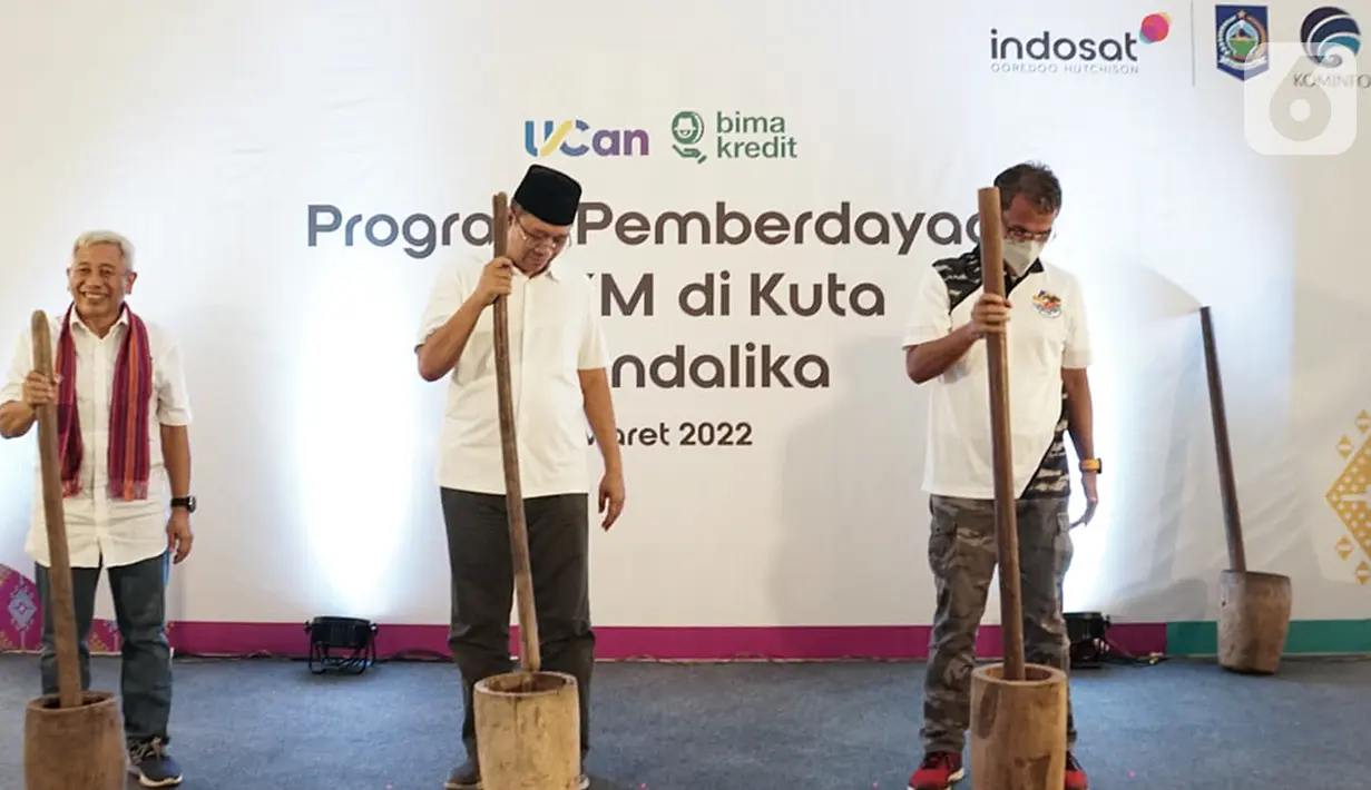 Perwakilan penerima manfaat dari Kelompok UMKM dan Nelayan menerima bantuan sarana, modal dan pelatihan usaha dari Indosat Ooredoo Hutchison (IOH) pada peluncuran program pemberdayaan komunitas yang berkelanjutan di Desa Kuta, Mandalika, NTB. (Liputan6.com/HO/Rizki)