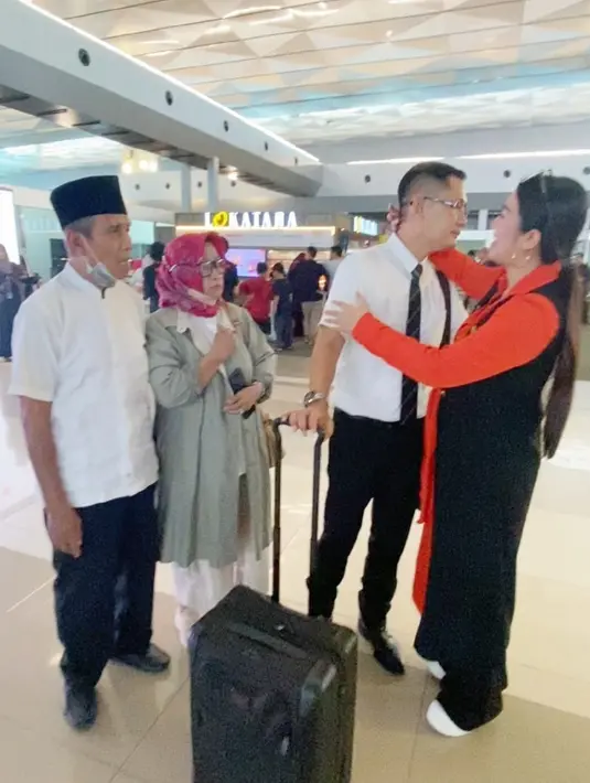 <p>Fitri Carlina menyebut, sang suami telah bercita-cita sejak masih pacaran ingin menjadi pilot di Maskapai Timur Tengah. "Sudah menjadi Cita2 Kami semenjak Awal Pacaran (18 Tahun Lalu) ingin Bertugas di Maskapai Timur Tengah," lanjut Fitri Carlina. [Instagram/fitricarlina]</p>
