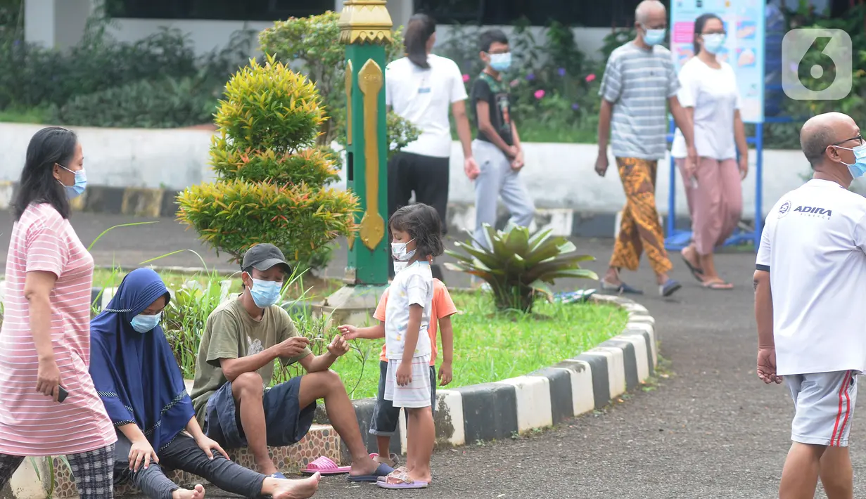 Pasien covid-19 beraktivitas di halaman Graha Wisata Ragunan, Kebagusan, Jakarta Selatan, Selasa (15/6/2021). Pemprov DKI memfungsikan kembali Graha Wisata Ragunan sebagai tempat isolasi warga terpapar COVID-19 kategori OTG sejak pekan lalu dan saat ini merawat 117 pasien. (merdeka.com/Arie Basuki)