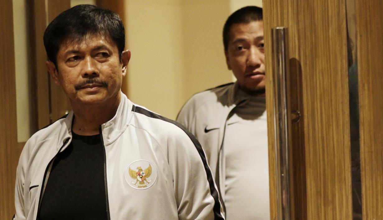 Pelatih Timnas Indonesia U-22, Indra Sjafri, saat jumpa pers di Hotel Century Park, Manila, Minggu (24/11). Cabang sepak bola SEA Games 2019 akan mulai bertanding Senin (25/11). (Bola.com/M Iqbal Ichsan)