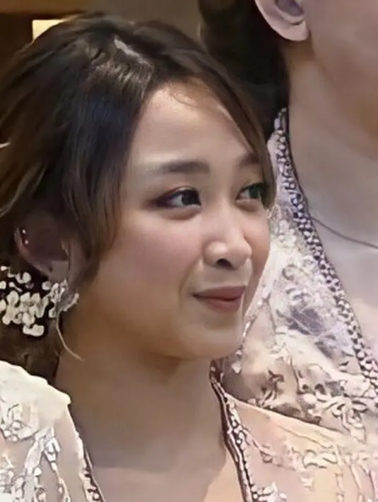 Potret Dita Karang menggenakan kebaya pun sempat ramai di Twitter. (Foto: youtube.com/Kirana Karang)