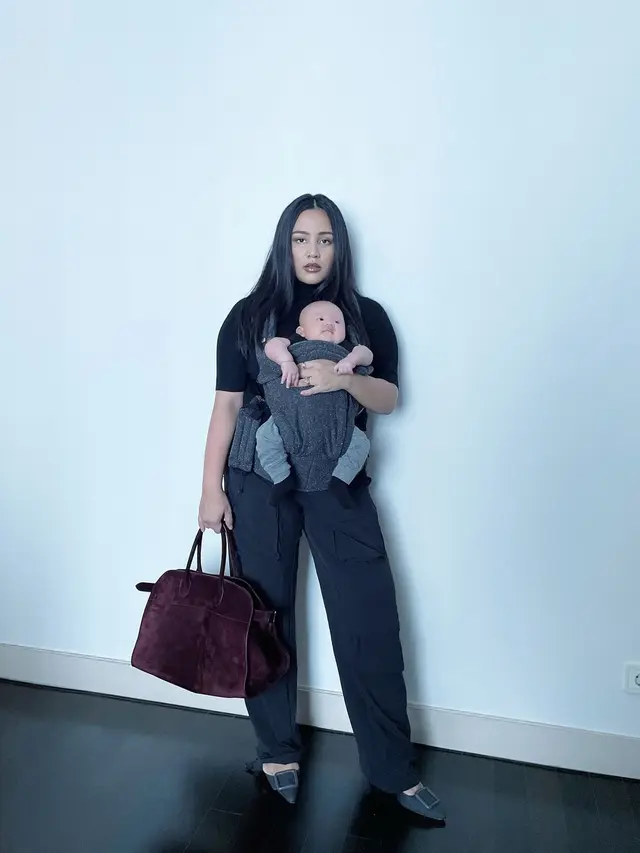 6 Potret Angel Pieters saat Momong Anak Pertama, Tetap Stunning