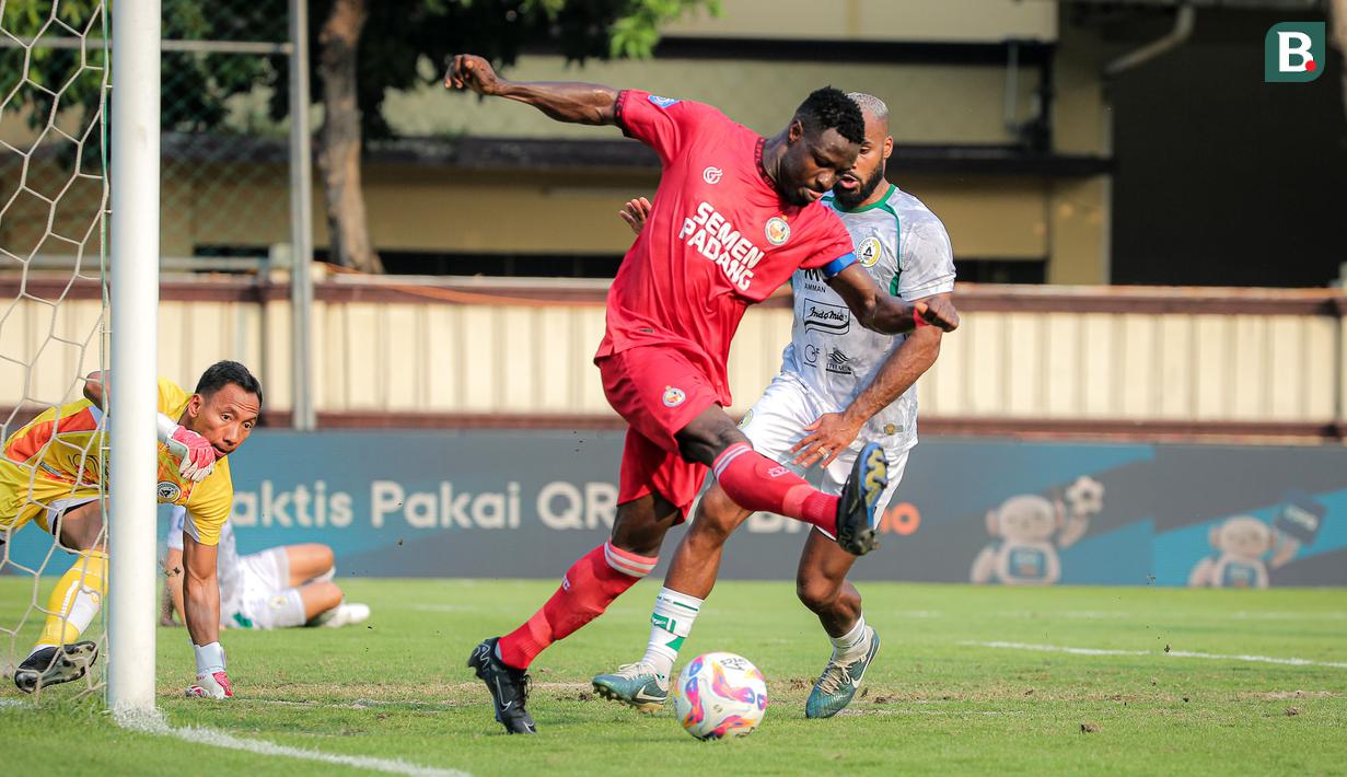 <p>Pemain Semen Padang, Kenneth Ngwoke (tengah) berusaha mencetak gol ke gawang PSS Sleman pada laga pekan ke-3 BRI Liga 1 2024/2025 di Lapangan STIK-PTIK, Jakarta Selatan, Senin (26/8/2024). (Bola.com/Bagaskara Lazuardi)</p>