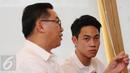 Presley Martono (kanan) menyimak keterangan terkait persiapan laga di ajang Eurocup Formula Renault 2.0 2017, Jakarta, Kamis (9/3). Presley akan menjadi pembalap utama dari tim asal Inggris, Mark Burdett Motorsport. (Liputan6.com/Helmi Fithriansyah)