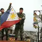 Tentara memegang bendera Filipina (AFP)