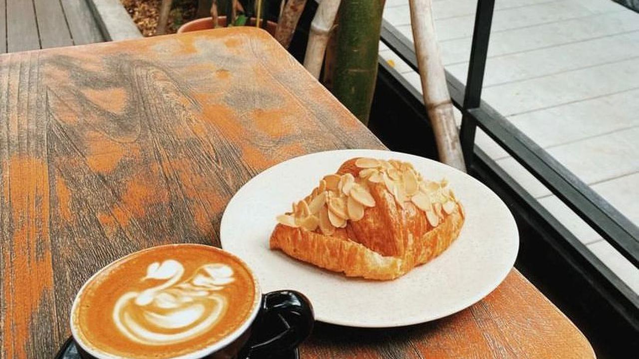 Selain membuka coffee shop, Filosofi Kopi juga telah merambah hingga ke bidang fashion yang dapat Anda lihat katalog produknya di @filkopcatalog.