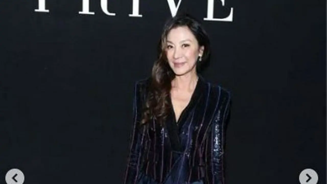 Pesona Michelle Yeoh sang Bintang Everything Everywhere All at Once di Paris Fashion Week