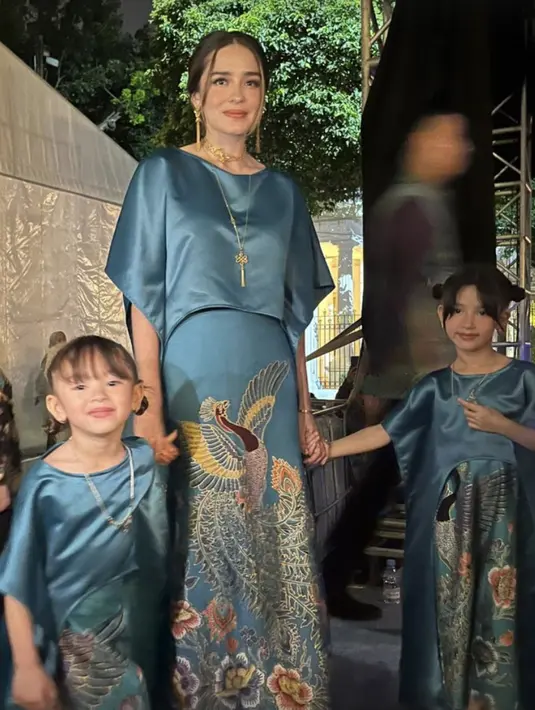 Sedangkan Yasmine Wildblood juga kompak dengan kedua putri cantiknya ramaikan panggung Istana Berbatik. Ia mengenakan dress batik bernuansa turqois. [Foto: Instagram/ Yasmine Wildblood]