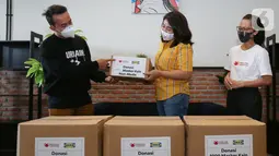 IKEA Indonesia mendonasikan 11.250 masker kain non medis kepada Indonesia Kuat dan Indonesia Creative Cities Network sebagai upaya untuk menghambat penyebaran Covid-19 di Jabodetabek dan membantu korban banjir di Jawa Barat. (Liputan6.com/Fery Pradolo)