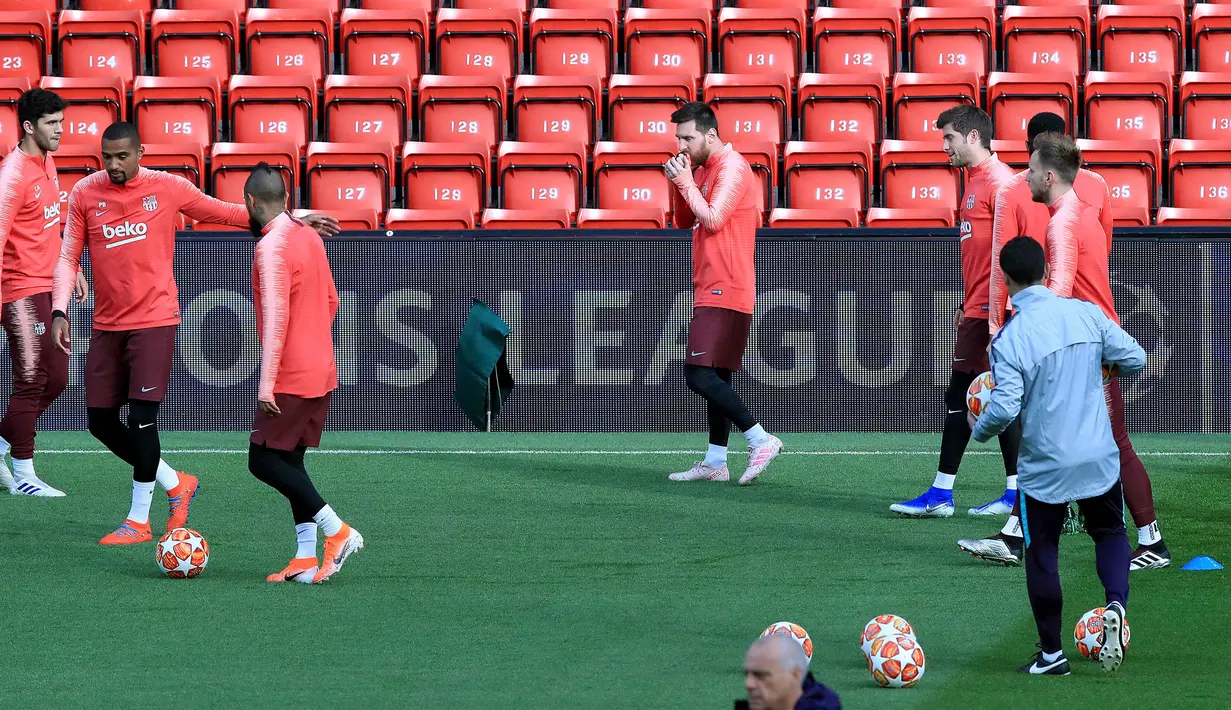 Pemain Barcelona Lionel Messi (tengah) berlatih bersama rekan-rekan setimnya jelang menghadapi Liverpool pada leg kedua semifinal Liga Champions di Stadion Anfield, Liverpool, Inggris, Senin 6 Mei 2019. (Peter Byrne/PA via AP)