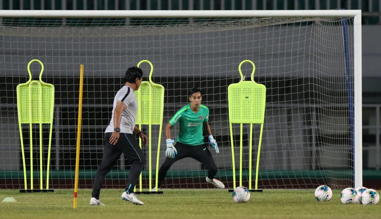 Kiper Timnas Indonesia, Angga Saputra, saat sesi latihan di Stadion Pakansari, Bogor, Kamis (22/8). Latihan tersebut untuk persiapan jelang laga kualifikasi Piala Dunia 2022. (Bola.com/M Iqbal Ichsan)