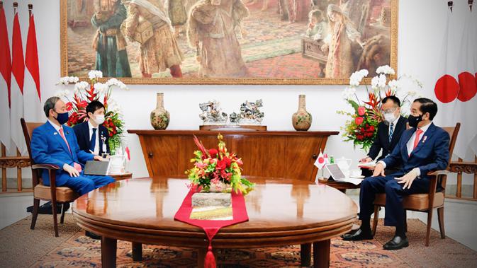 Presiden Joko Widodo (kanan) melakukan pertemuan bilateral dengan Perdana Menteri Jepang Yoshihide Suga (kiri) saat menerima kunjungan kenegaraan di Istana Bogor, Jawa Barat, Selasa (20/10/2020). (INDONESIAN PRESIDENTIAL PALACE / AFP)