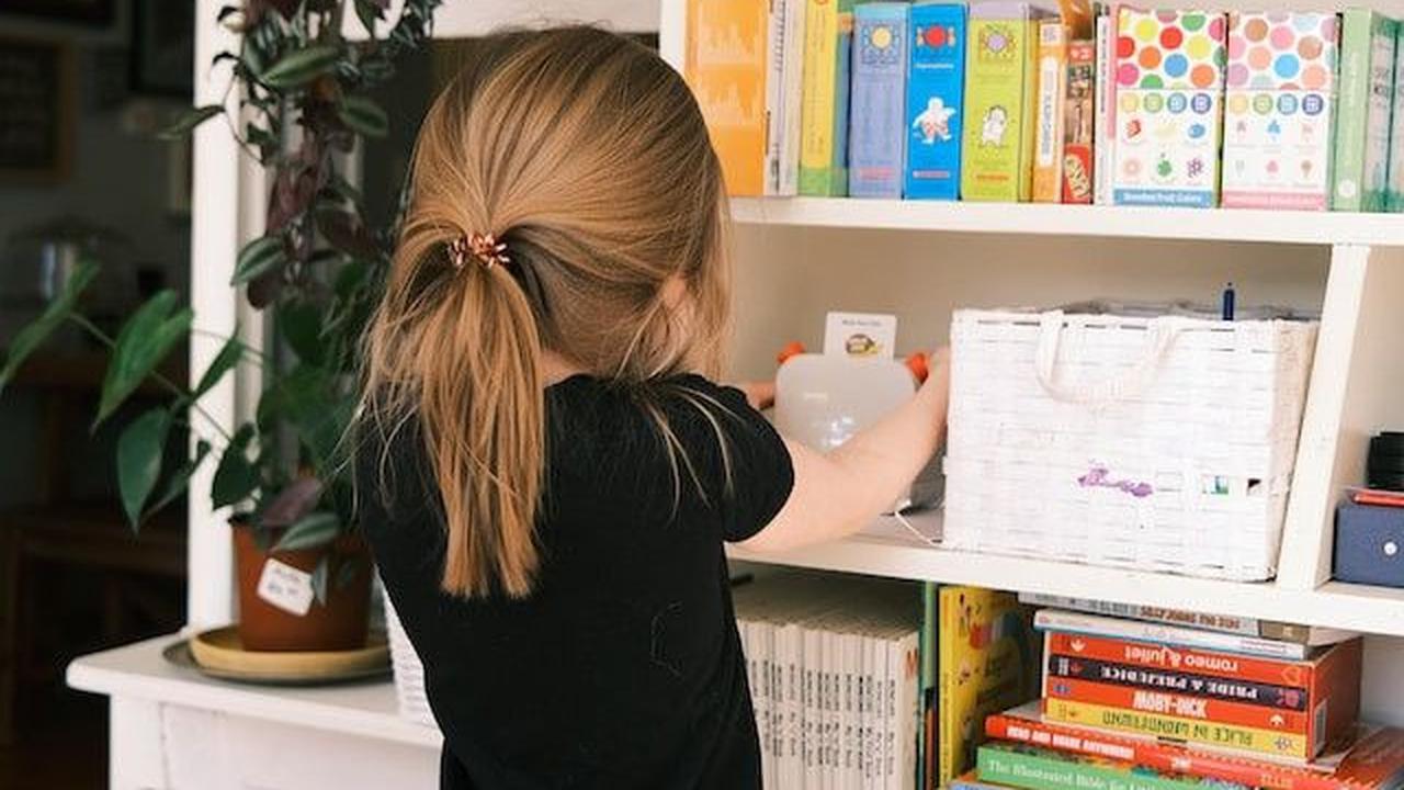 4. Ruang Bermain Anak dengan Rak Buku<br>
