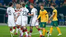 Penyerang Jerman, Lukas Podolski (tengah) merayakan selebrasi bersama pemain lainya saat laga persahabatan di Stadion Fritz-Walter, Kamis (26/3/2015). Jerman bermain Imbang 2-2 atas Australia. (REUTERS/Ralph Orlowski)
