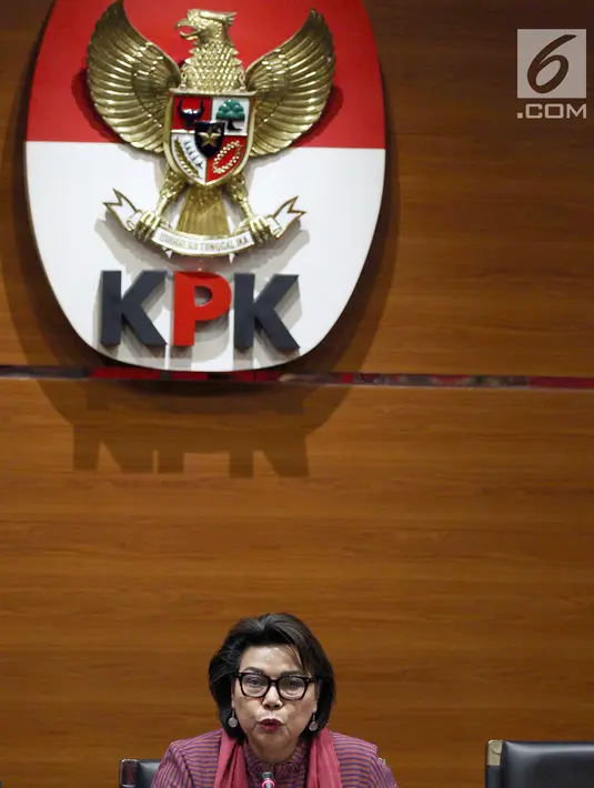 Wakil Ketua KPK, Basaria Panjaitan memberikan keterangan pers OTT terkait kesepakatan kontrak kerja sama pembangunan PLTU Riau 1 di Gedung KPK Jakarta, Sabtu (14/7). KPK menetapkan dua tersangka di rumah dinas Mensos. (Liputan6.com/Johan Tallo)