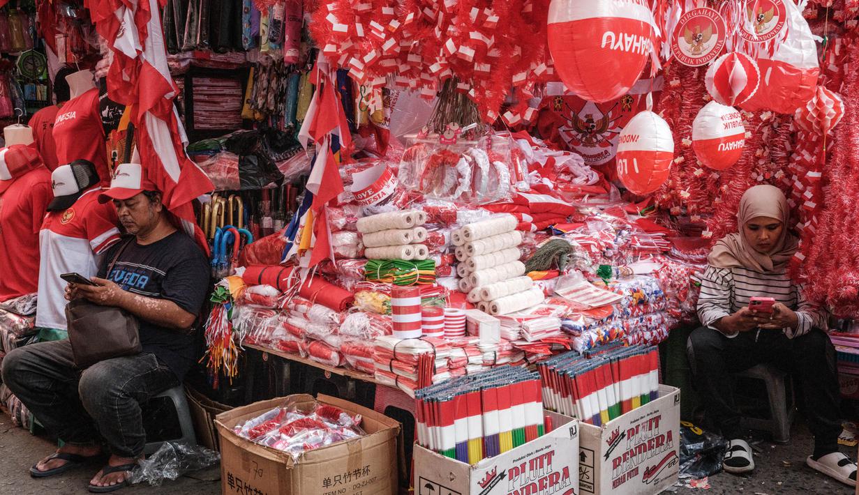 Pernak-pernik yang paling banyak dicari pembeli adalah bendera, umbul-umbul hingga kaos. (Yasuyoshi CHIBA/AFP)