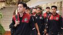 <p>Pemain Timnas Indonesia U-22, Alfeandra Dewangga dan kawan-kawan saat meninggalkan Hotel Phnom Penh menuju Stadion Olympic, Phnom Penh, Selasa (16/05/2023). Mereka akan menjalani partai final SEA Games melawan Thailand. (Bola.com/Abdul Aziz)</p>