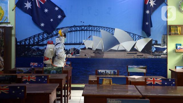 FOTO: Penyemprotan Cairan Disinfektan di SMA 70 Jakarta