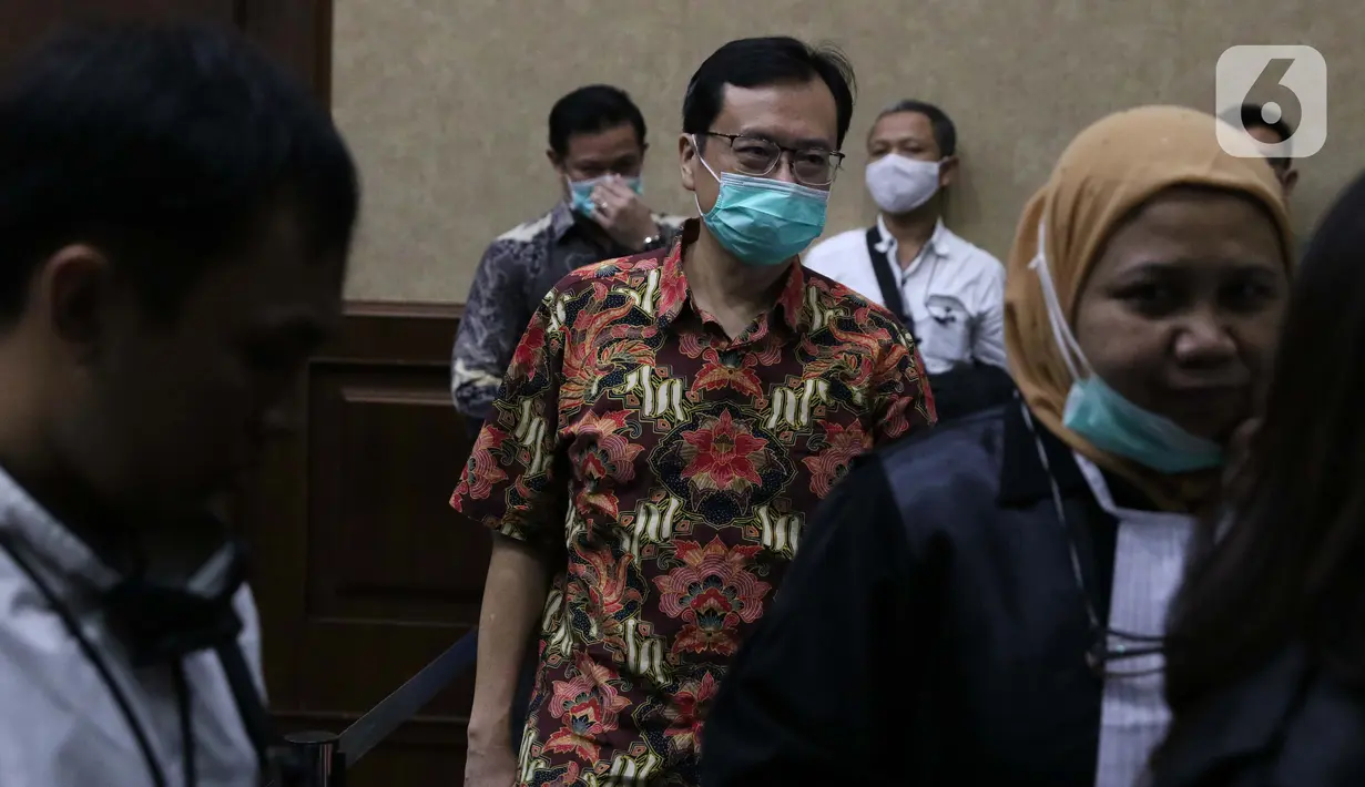 Terdakwa kasus dugaan korupsi di PT Asuransi Jiwasraya dari kalangan pengusaha, Benny Tjokrosaputro saat jeda sidang lanjutan di Pengadilan Tipikor Jakarta, Senin (6/7/2020). Sidang mendengar keterangan saksi. (Liputan6.com/Helmi Fithriansyah)