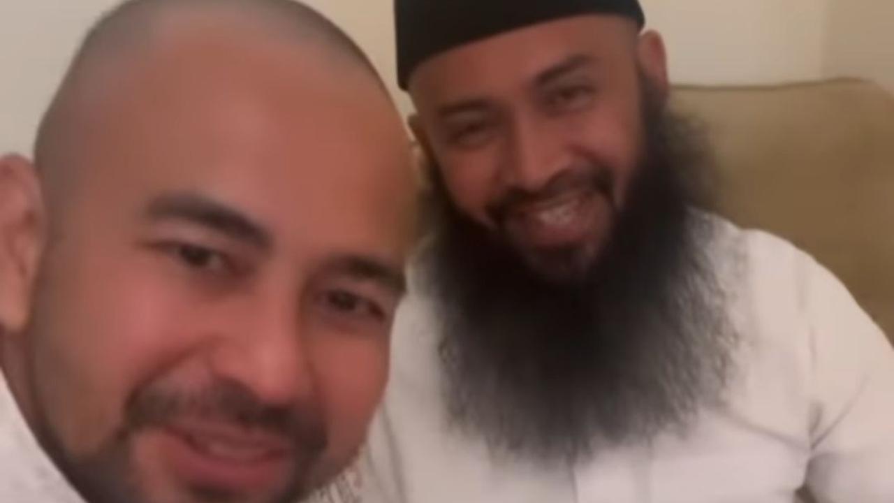 Di momen itu juga, Ustaz Syafiq Basalamah menyampaikan doa doa buat Raffi Ahmad. Salah satunya agar Raffi bisa menjadi contoh dan menginspirasi masyarakat Tanah Air.<br>