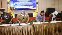 Kapolda Sultra Irjen Pol Yan Sultra bersama Gubernur Ali Mazi dan Kejati Sarjono Turin menandatangani MoU pencegahan dan penidakan kasus korupsi di wilayah Sulawesi Tenggara. (Liputan6.com/Dok Abdi KP)