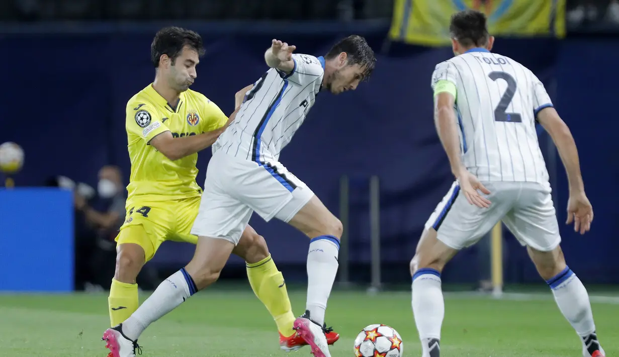 Memasuki babak kedua, Villarreal lebih berinisiatf melakukan serangan. Namun serangan yang dibangun beberapa kali gagal berkat solidnya pertahanan La Dea yang digalang Jose Luis Palomino dan Rafael Toloi. (Foto: AP/Alberto Saiz)