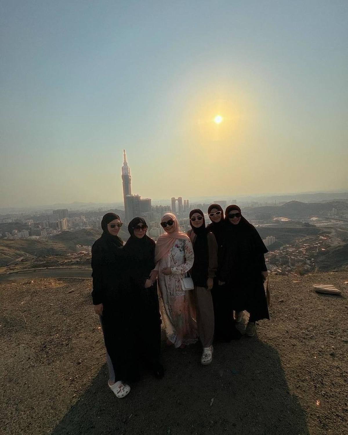 Lewat postingan foto ini, Raffi dan Gigi menuliskan caption berbunyi, "Terima kasih ya Allah atas segala berkah, rahmah, dan nikmat yang sudah Engkau berikan kepada kami."