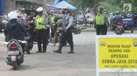 Petugas Polantas dan Dishub mencegat kendaraan roda dua dalam Operasi Zebra Jaya 2018 di kawasan Cinere, Depok, Selasa (30/20). Kegiatan Operasi Zebra 2018 ini berlangsung hingga 12 November 2018 secara serentak se-Indonesia. (Merdeka.com/Arie Basuki)