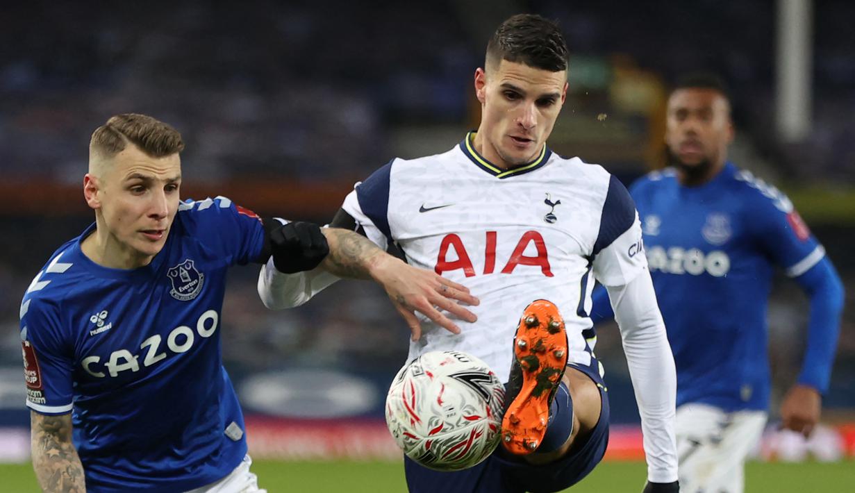 Gelandang Tottenham Hotspur, Erik Lamela (kanan) menguasai bola dibayangi bek Everton, Lucas Digne dalam laga babak kelima Piala FA 2020/21 di Goodison Park, Rabu (10/2/2021). Tottenham kalah 4-5 (4-4) dari Everton melalui extra time. (AFP/Clive Brunskill/Pool)